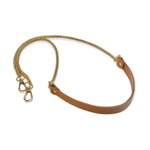 Une bandoulière en chaîne light gold et une partie en cuir couleur naturel et deux fermoirs pour pouvoir l'accrocher à tout type de sac.