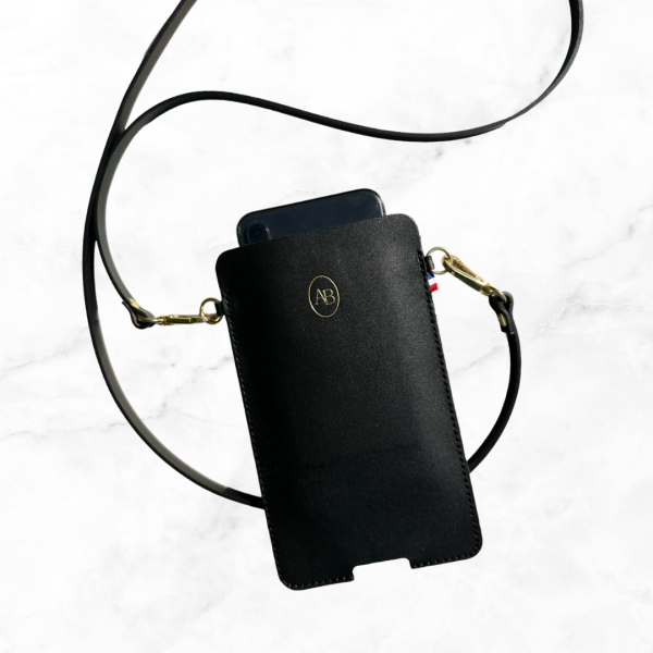 Pochette en cuir pour ranger son portable de couleur noir avec un porte carte à l'arrière. Accrocher de chaque coté par une bandoulière.